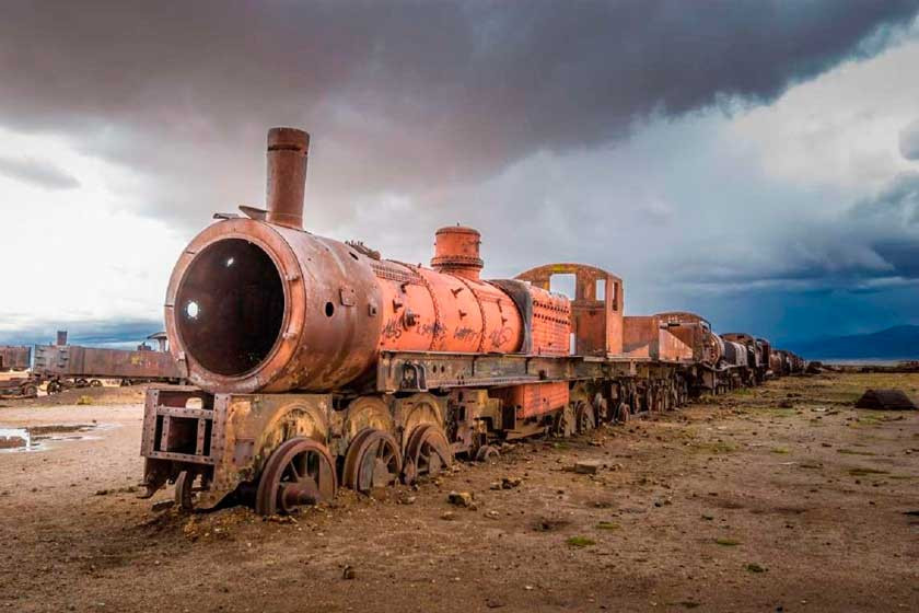 Buscan declarar patrimonio al cementerio de trenes de Uyuni